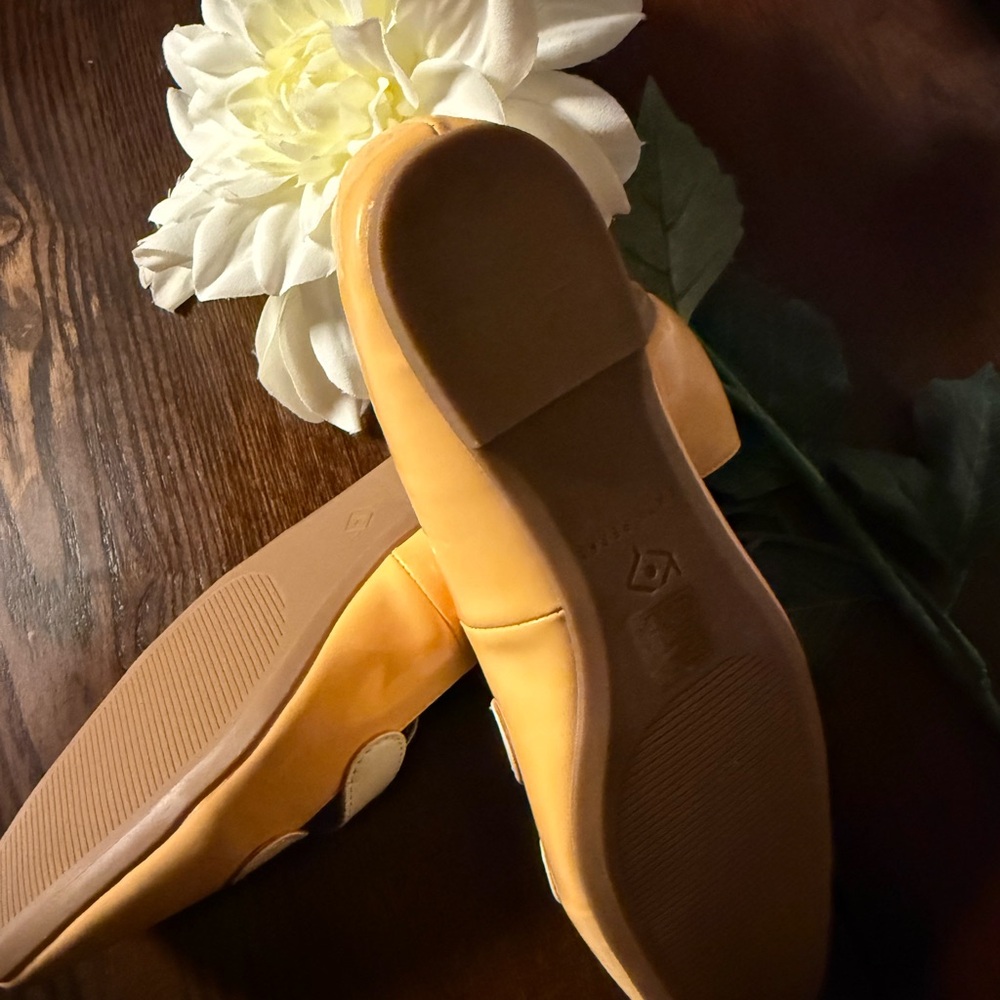Elegant Yellow and White Floral Women's Loafers - Picture 2 of 2
